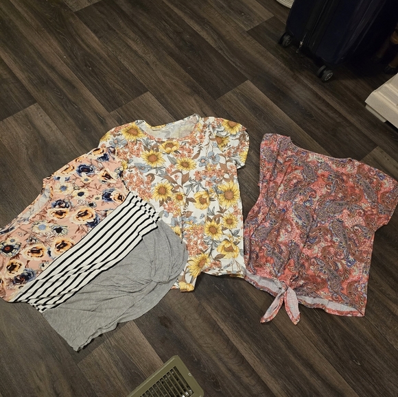 Lot Of 3 Ladies Lg Tops Some Maurices - Picture 1 of 7